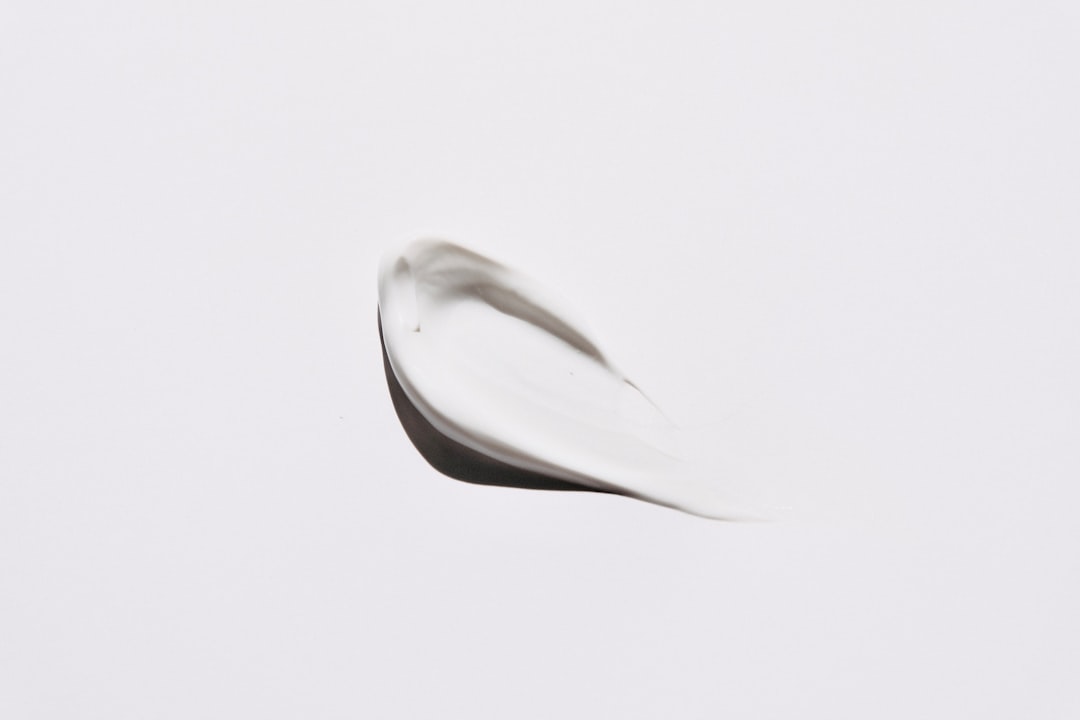 stainless-steel-spoon-on-white-surface-jiqtljzeh18