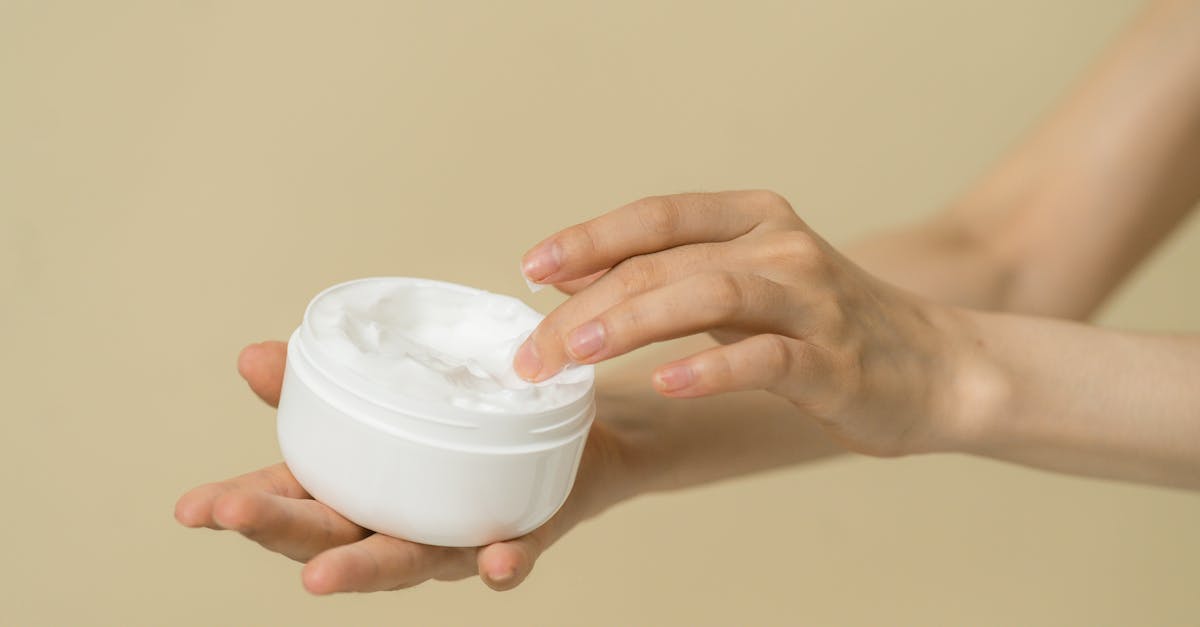 Close-up of hands opening a moisturizing cream jar – a soft, hydrating texture used in K-beauty routines to support dry skin in low-humidity climates.