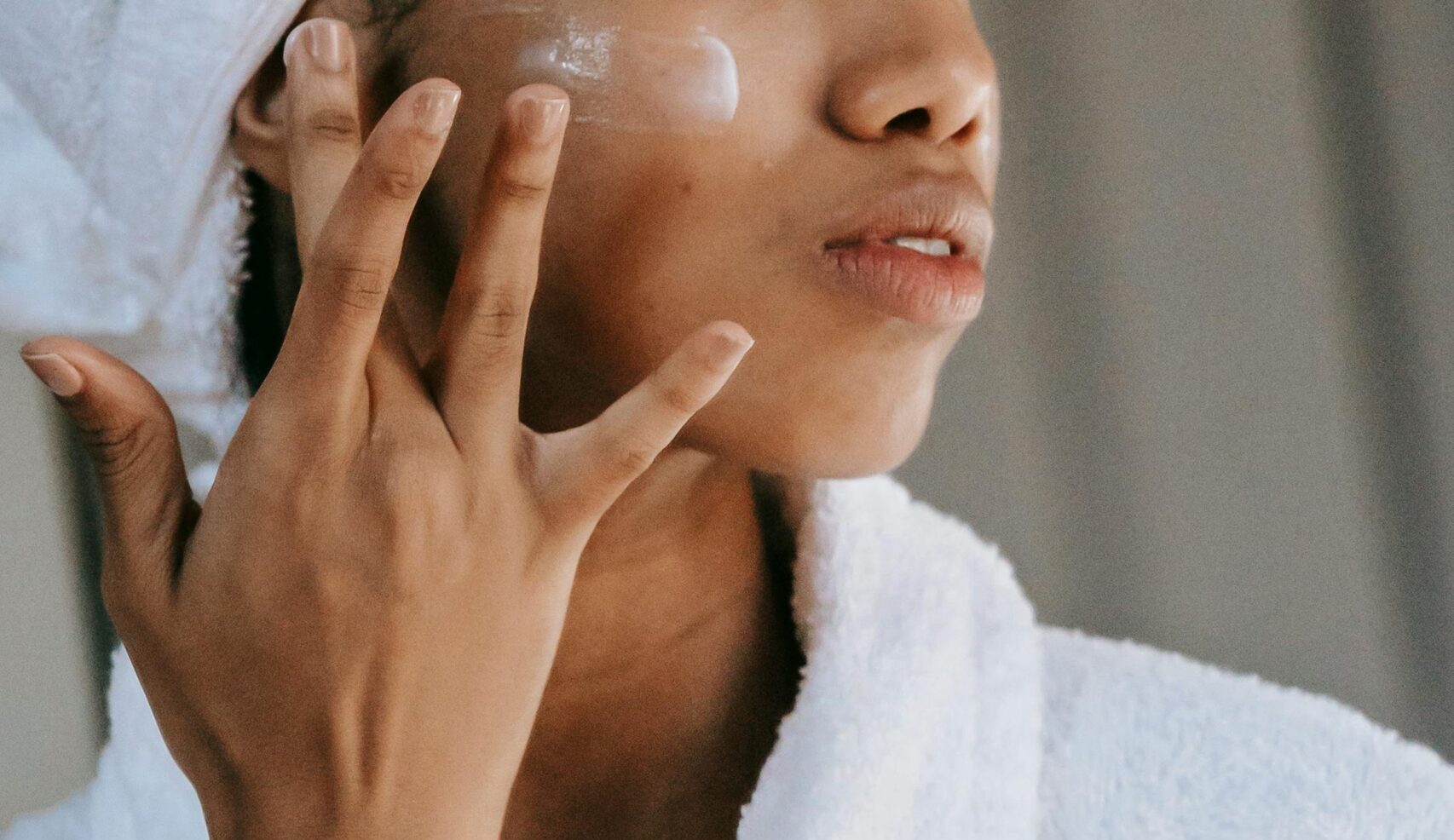 woman applying moisturizer to face – why your moisturizer isn’t working for dry skin – soft skincare routine